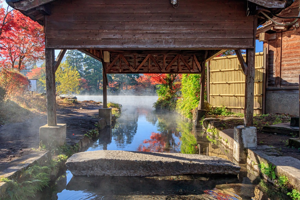 秋の美しい温泉風景画像