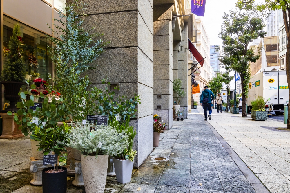 路面店の前の通りを行きかう人